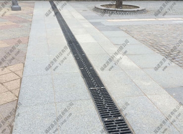 海綿城市小區(qū)改造樹脂U型排水溝配套球墨鑄鐵蓋板案例