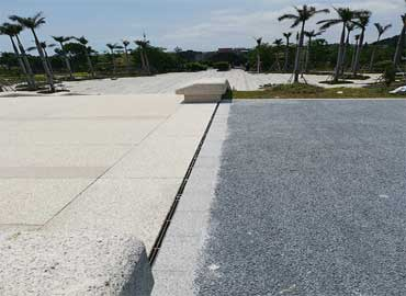  成品樹脂排水槽在材質、安裝和外形上的優勢有哪些？